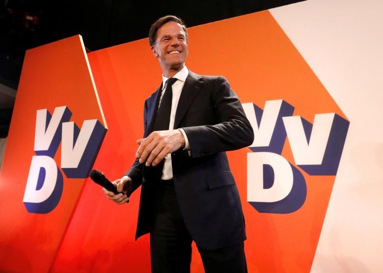 Thủ tướng đương nhiệm Mark Rutte của đảng Những người vì tự do và dân chủ (VVD) xuất hiện trong cuộc vận động ở La Hay vào ngày diễn ra  bầu cử Hà Lan. Ảnh Reuters